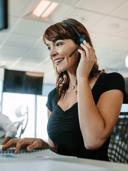 Agent au téléphone avec un casque